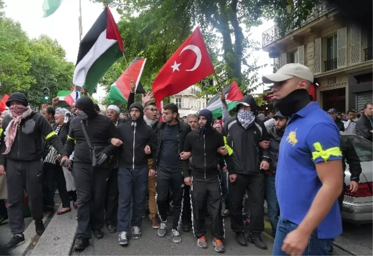 Paris\'te İzinsiz Gösteri Gerginliği