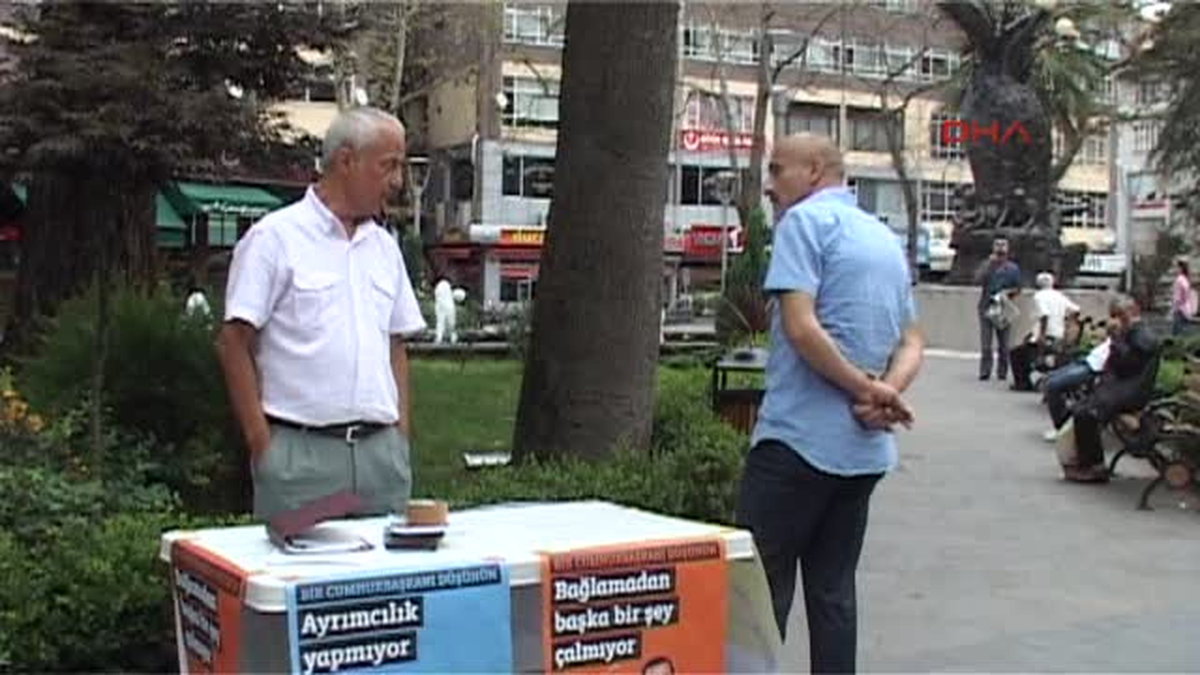 Rize\' de Cumhurbaşkanı Adayı Selahattin Demirtaş İçin Tanıtım Standı Açan Nurettin Durmuş Üç...