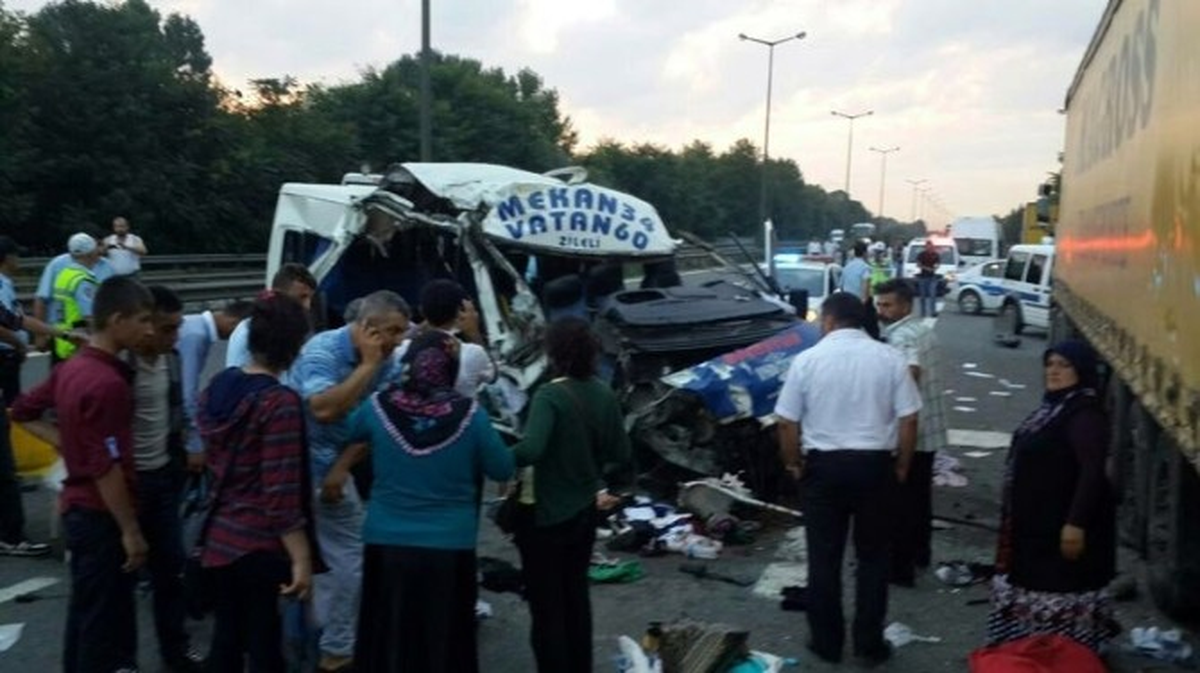 Sakarya\'da Minibüs Emniyet Şeridinde Bekleyen Tır\'a Çarptı: 20 Yaralı