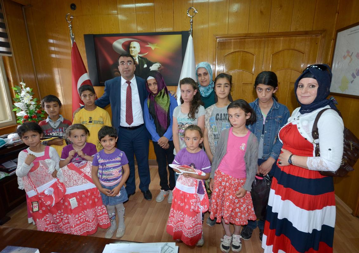 Sarıkamış\'ta Çocuklara Giysi Yardımı