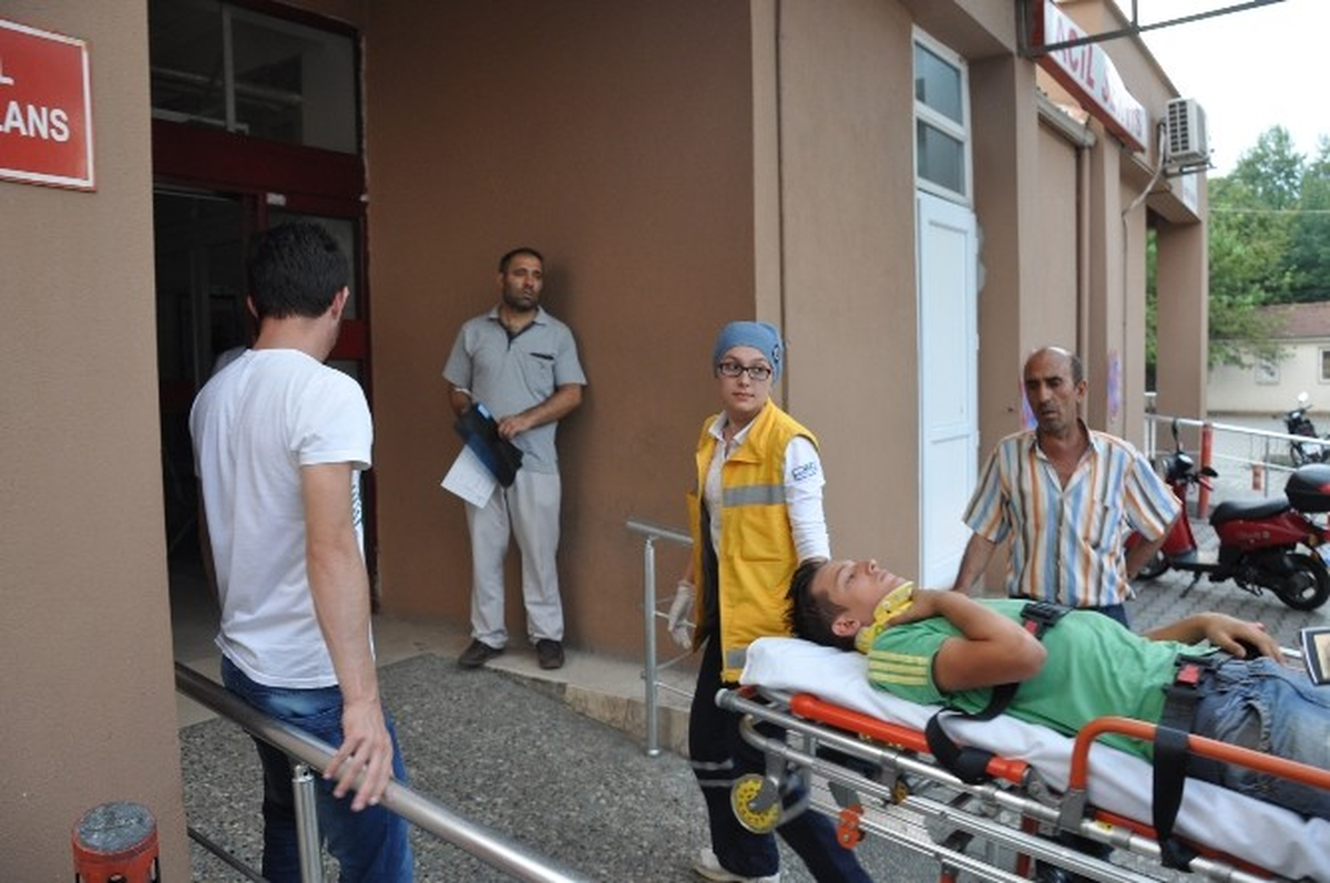 Sebze Meyve Halinde Bıçaklı Kavga: 6 Yaralı