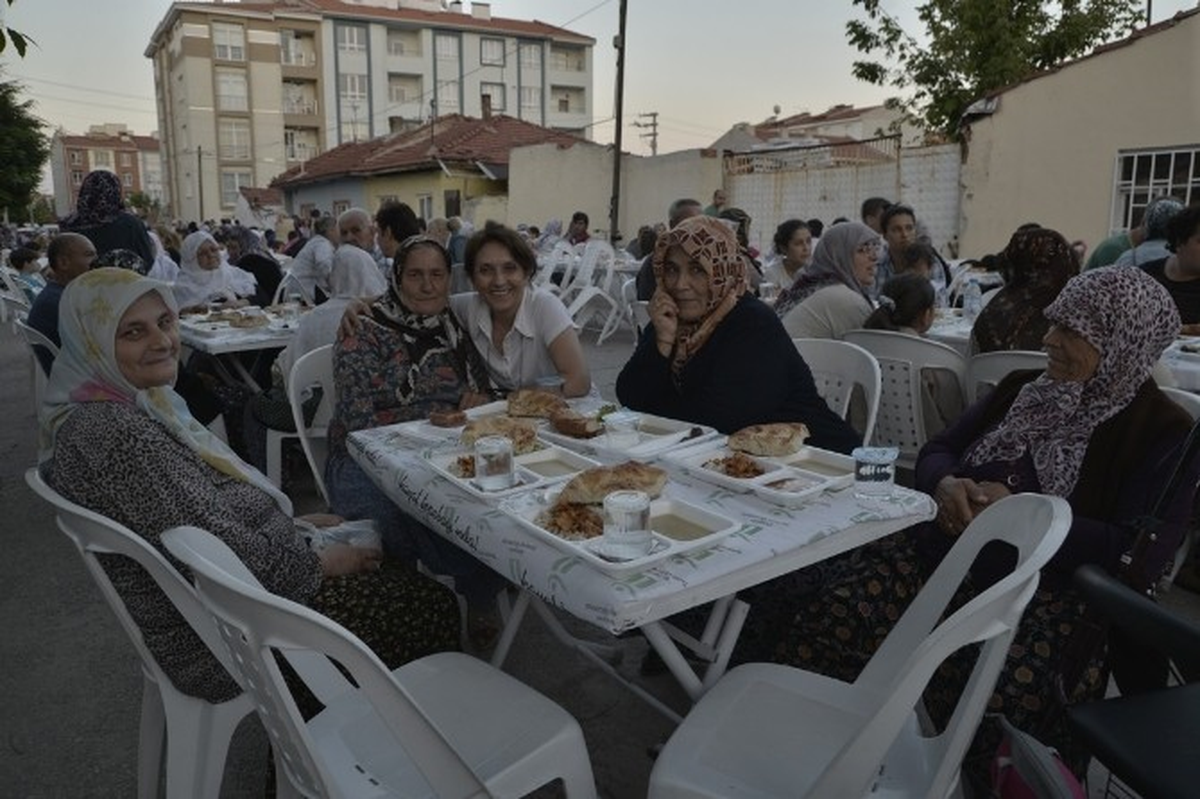 Tepebaşı Belediyesi 3 Mahalleyi İftar Yemeğinde Buluşturdu
