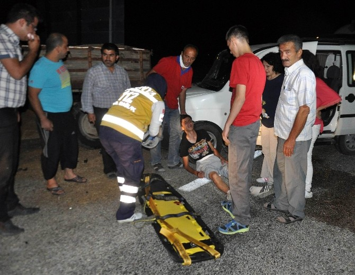 Ticari Araç Park Halindeki Römorka Çarptı: 2 Yaralı