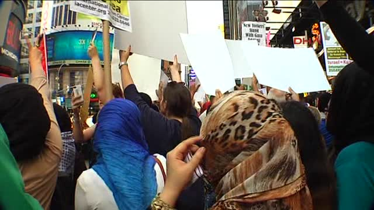 Times Meydanındaki İsrail Protestosuna Yahudiler de Destek Verdi