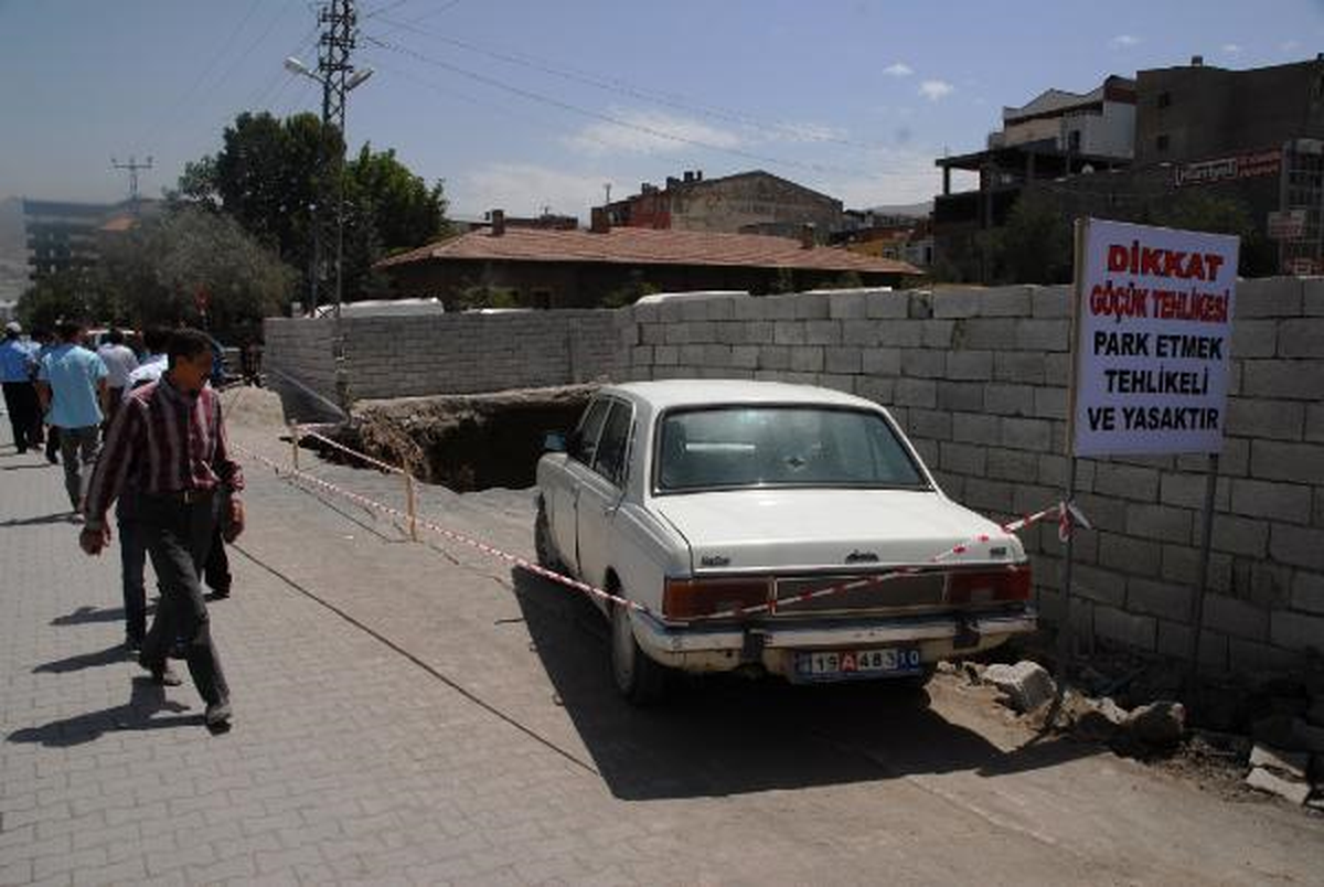 Toprak Göçtü, Kamyonet Çukura Düştü