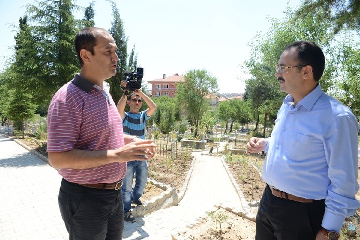 Uşak\'ta Bayram Öncesi Mezarlıkların Bakımları Tamamlandı