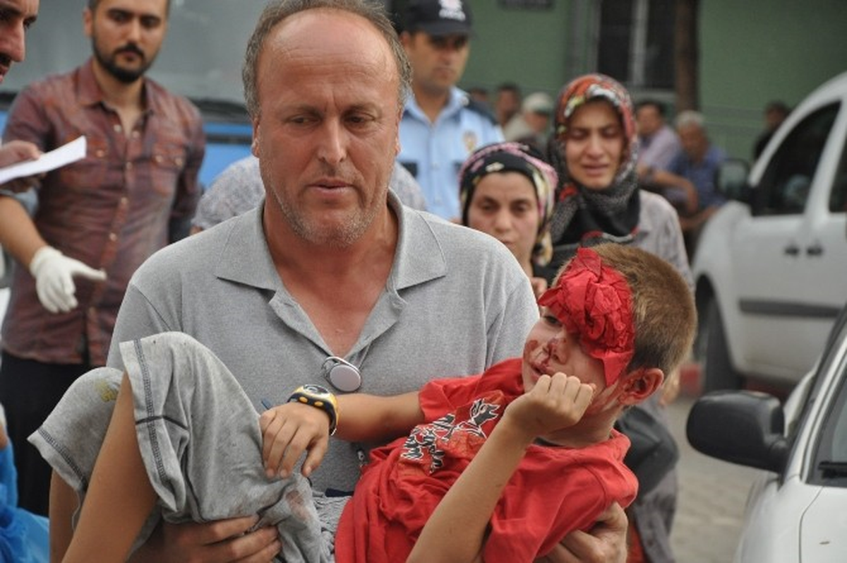 Bursa\'da Üzerine Demir Kapı Düşen Çocuk Yaralandı