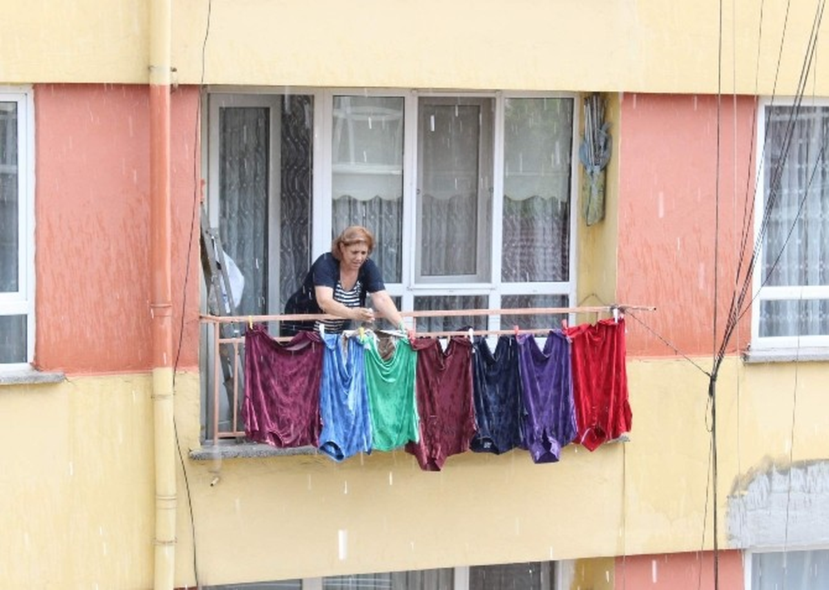 Yaz Yağmuru Şaşırttı