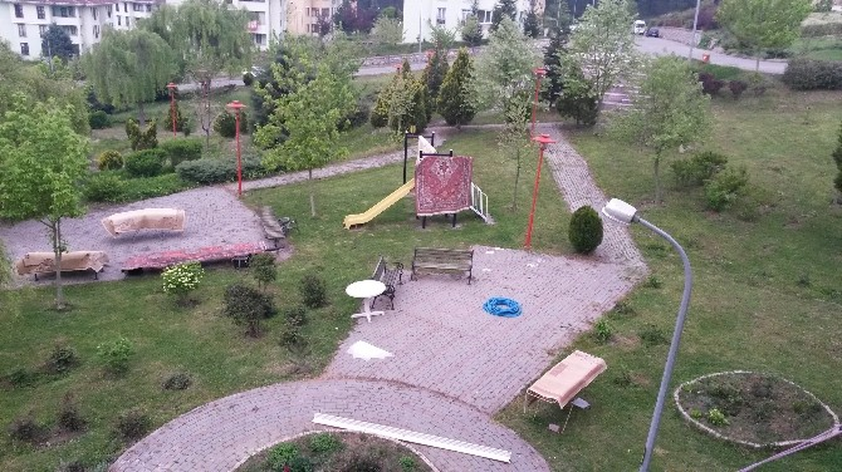 Yıkadığı Halıları Kendi Bahçesiymiş Gibi Çocuk Parkında Kuruttu