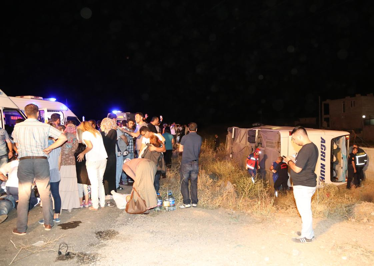 Yolcu Otobüsü Devrildi: 49 Yaralı