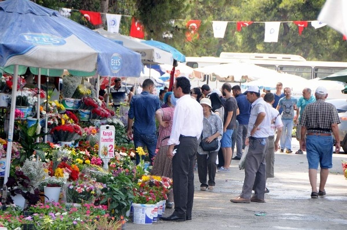 Antalya\'da Mezarlıklara Ziyaretçi Akını