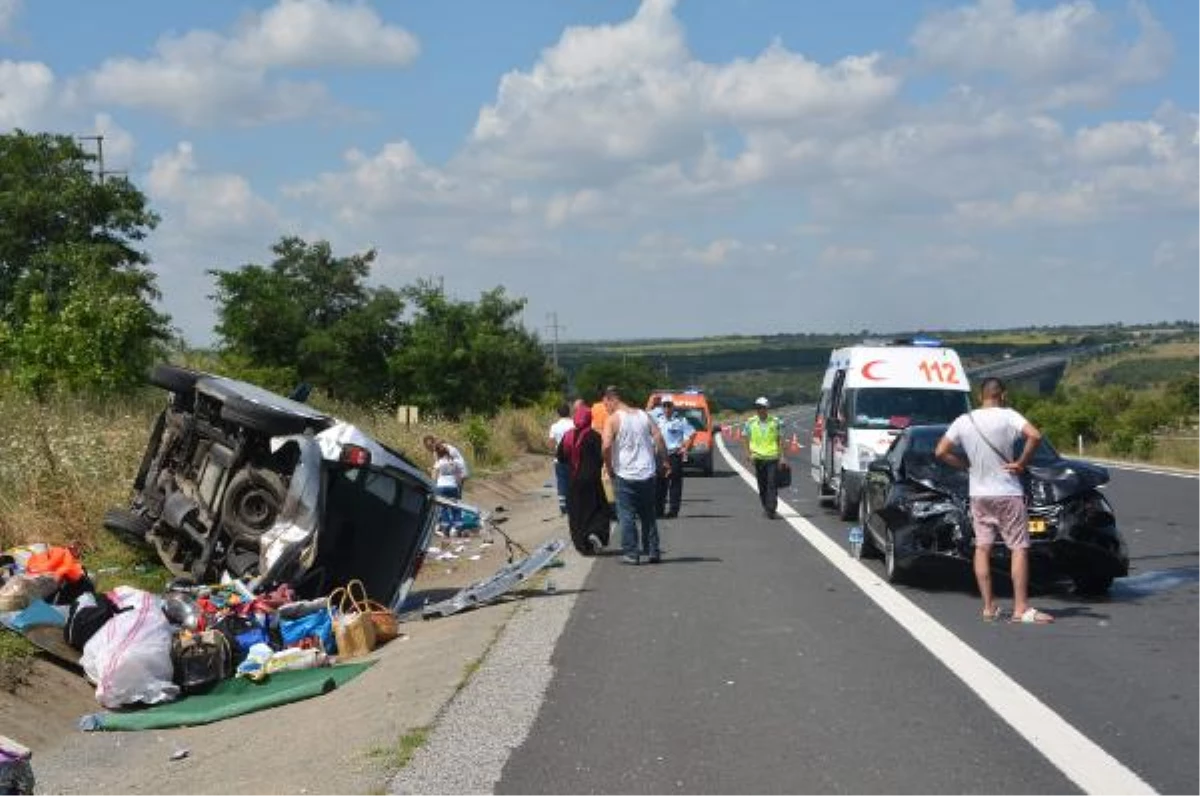Avrupa\'dan Gelen Türk İşçilerin Otomobilleri Çarpıştı: 4 Yaralı