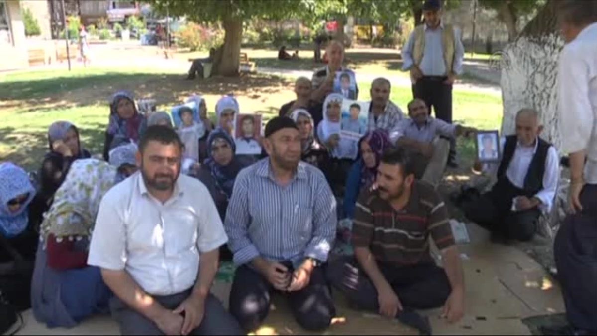 Aynur A\'nın terör örgütü tarafından kaçırıldığını ileri süren ailesi, Diyarbakır\'da oturma eylemi yapan ailelere katıldı -
