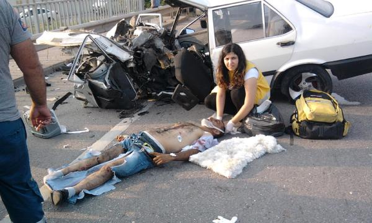 Bariyerlere Çarpan Otomobil İkiye Bölündü: 1 Ölü, 5 Yaralı