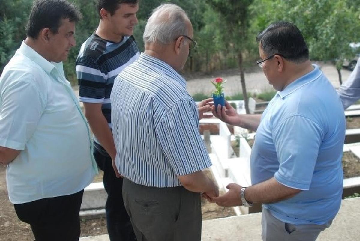 Başkan Yağcı Mezarlık Ziyaretlerine Gelenleri Çiçekle Karşıladı