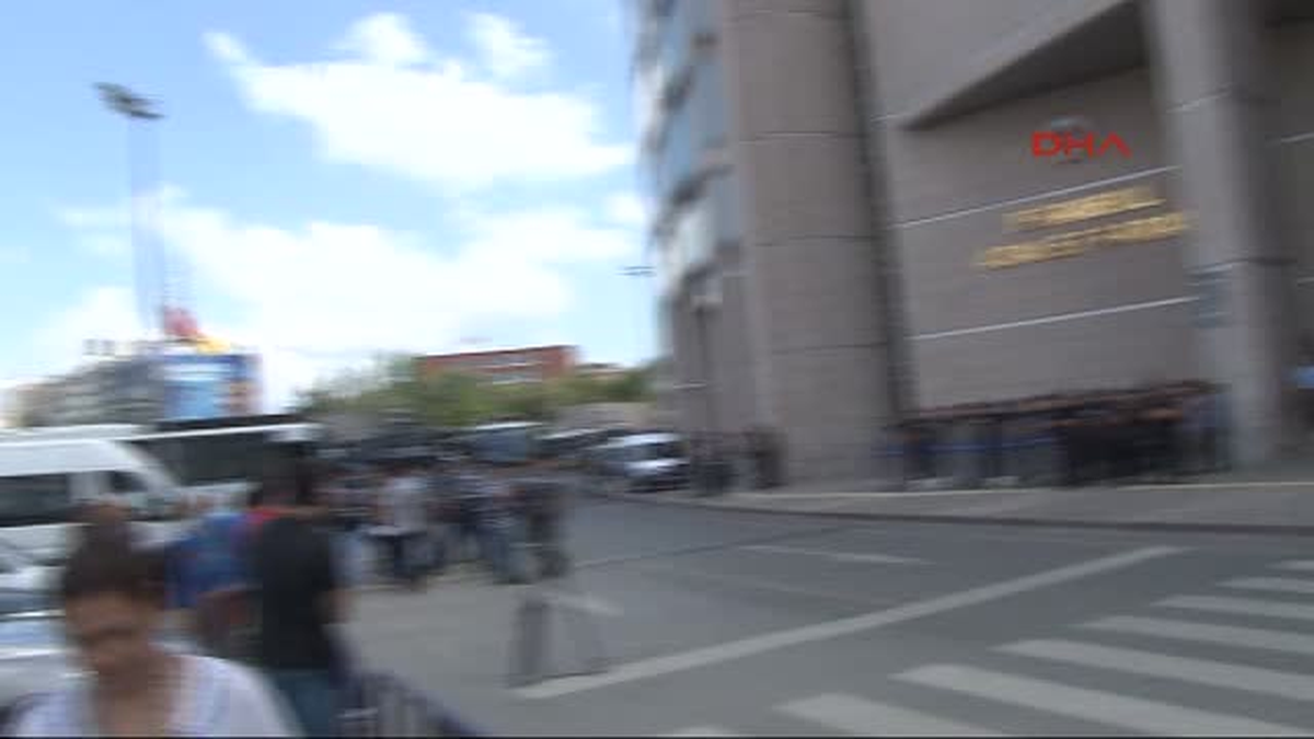 Bayrak Gölgesinde Adliye Nöbeti