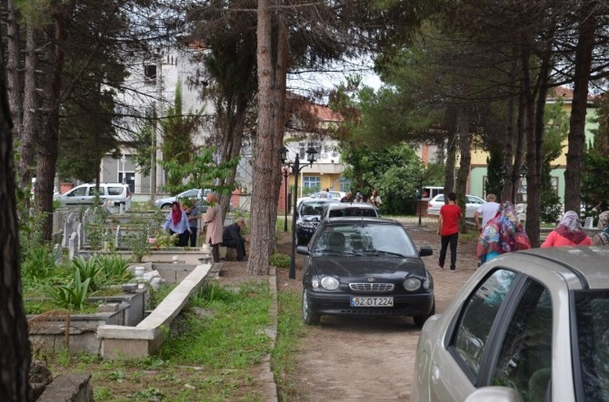 Bayram Arifesinde Kabir Ziyareti
