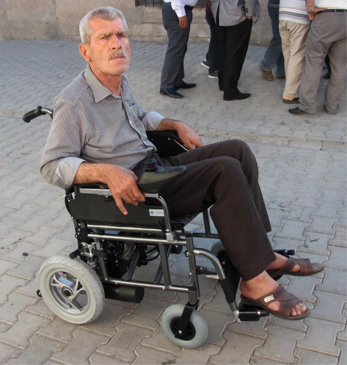 Bedensel Engelliye Akülü Tekerlekli Sandalye Yardımı