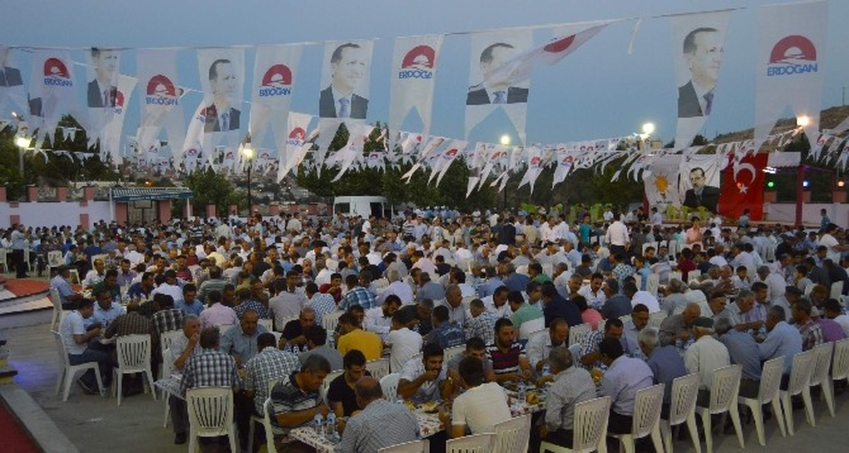 Besni\'de CHP\'den AK Parti\'ye Bin 500 Kişi Katıldı