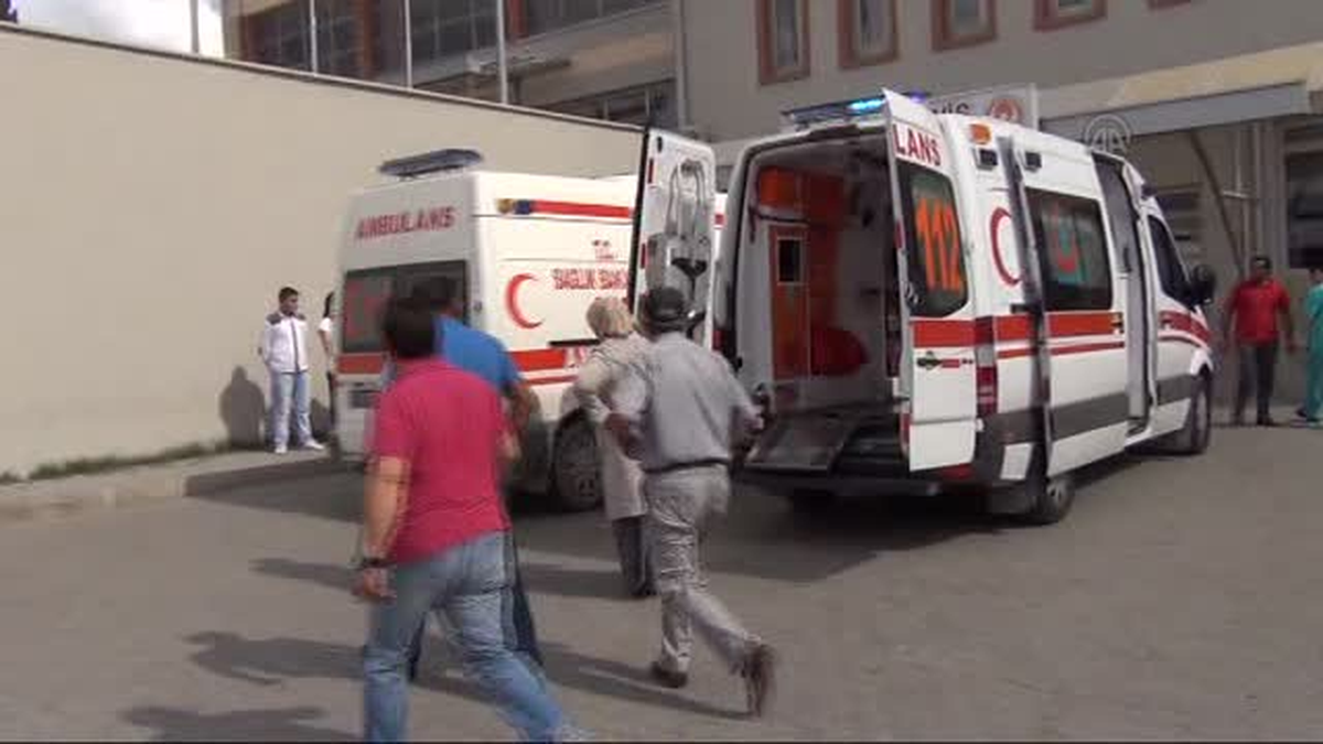 Çorum\'da minibüsle kamyonet çarpıştı: 1 ölü, 7 yaralı