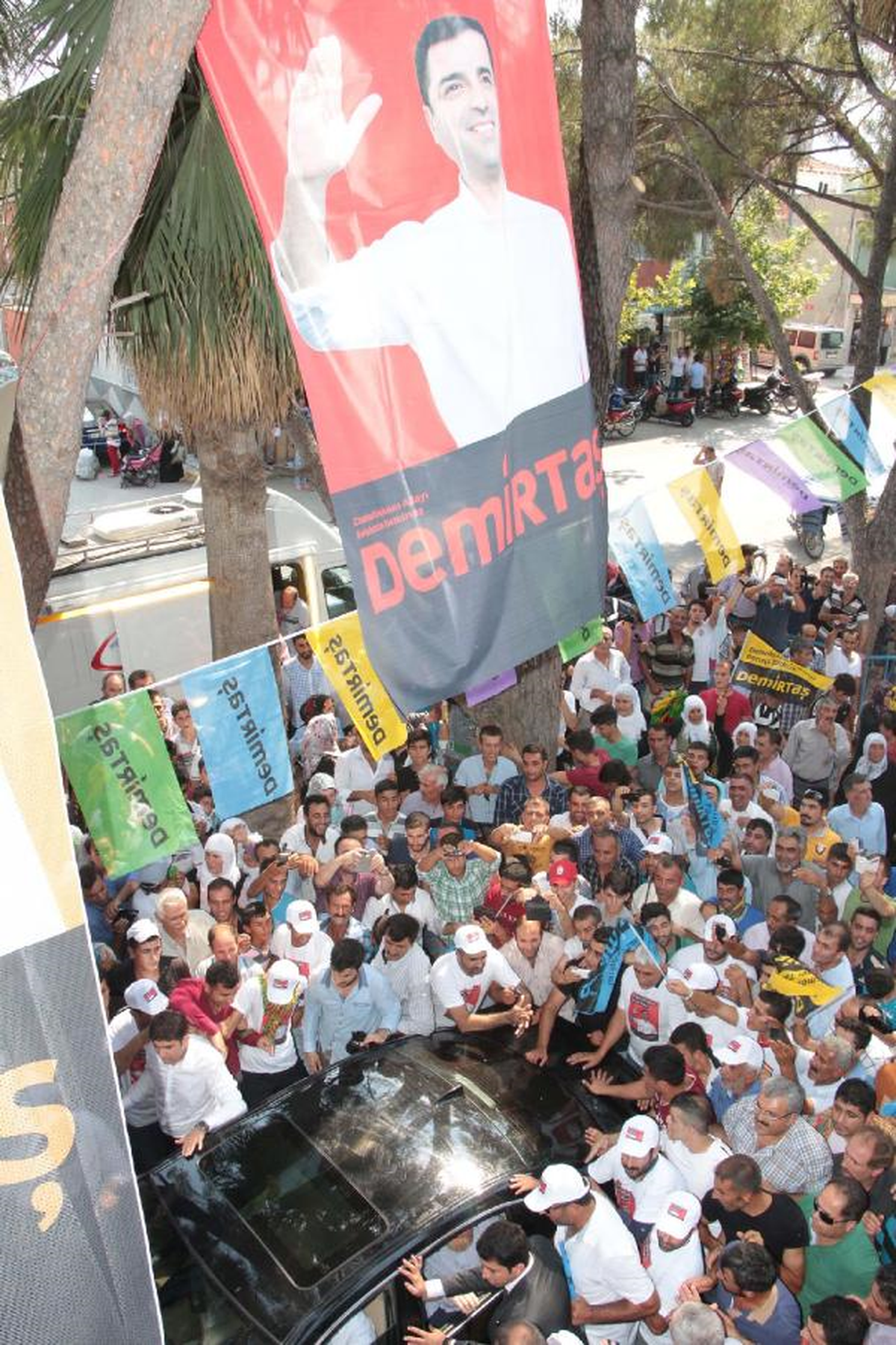 Cumhurbaşkanı Adayı Selahattin Demirtaş; Soma\'yı Ziyaret Etti (2)