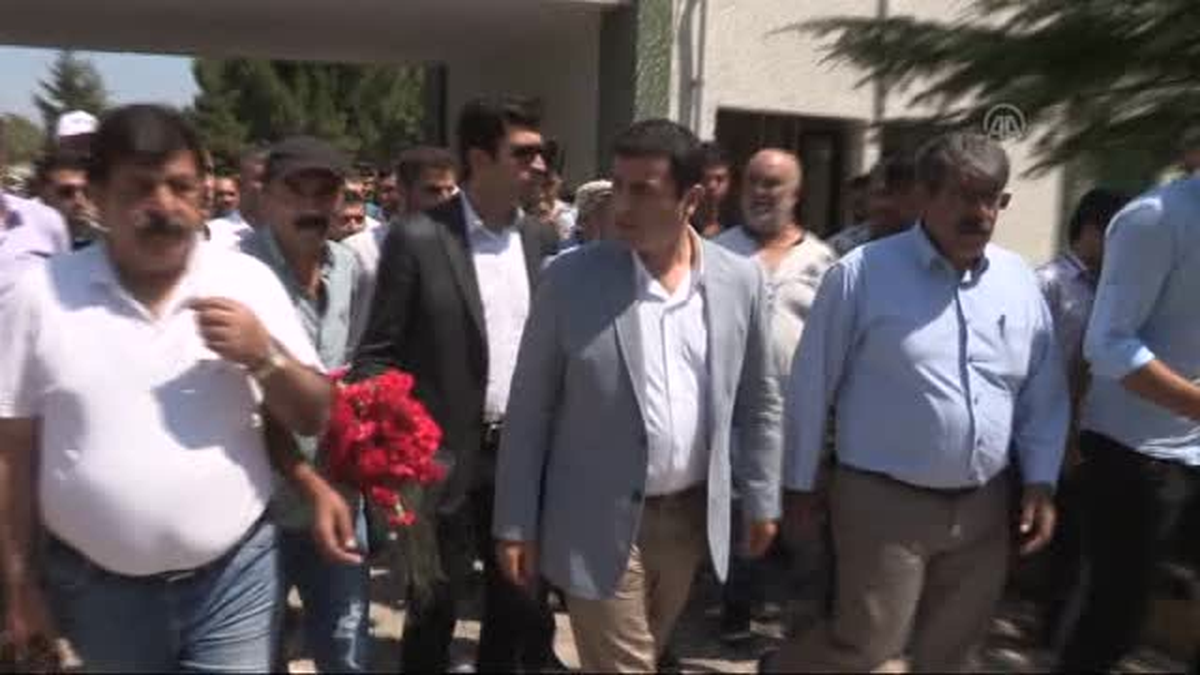 Demirtaş, Soma Mezarlığı\'ndaki maden şehitliğini ziyaret etti -