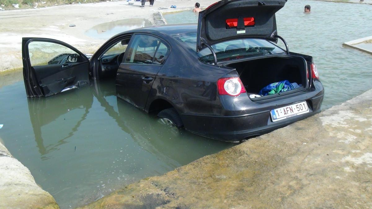 El Freni Çekilmeyen Otomobil Havuza Düştü