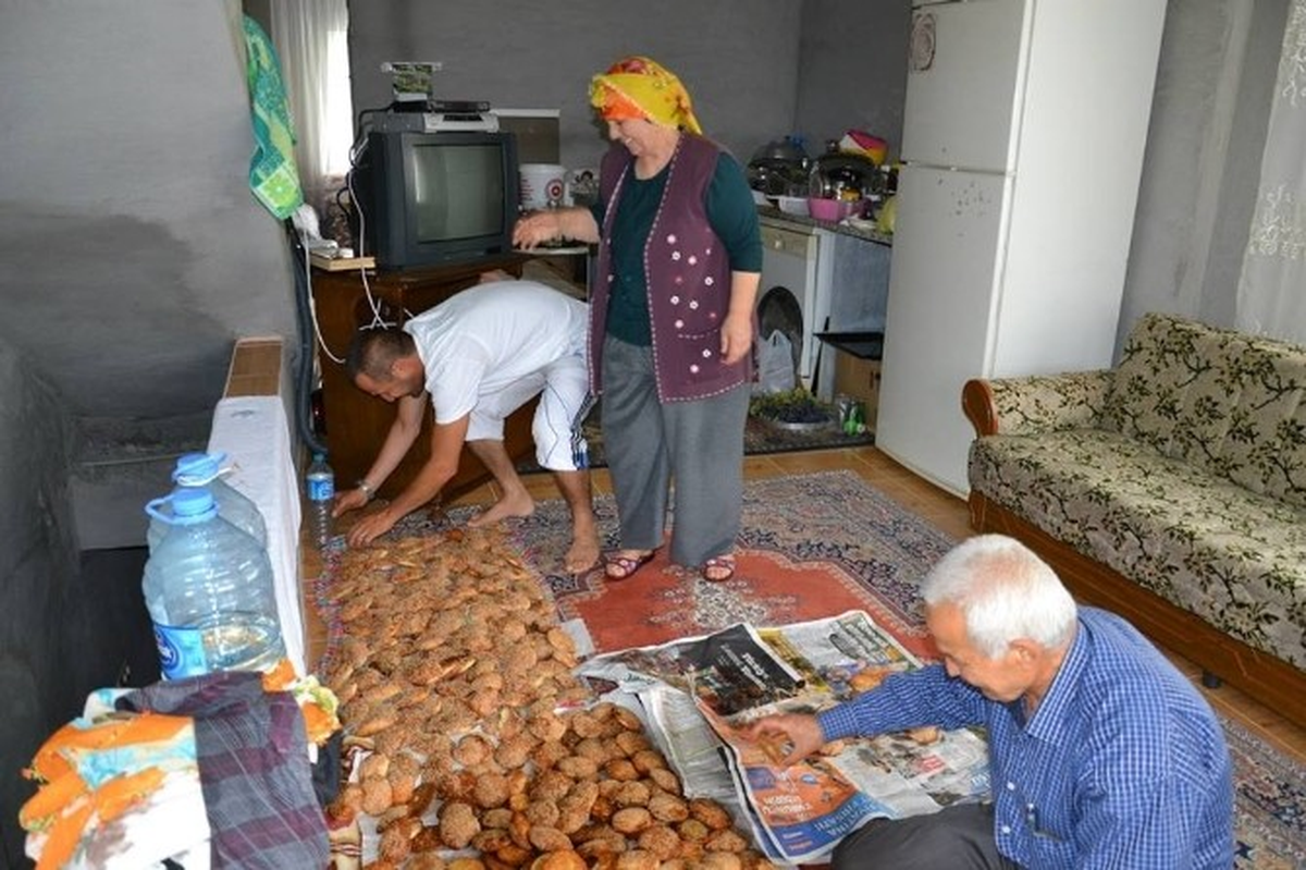 Erzin\'de Kömbeler Bayrama Hazır