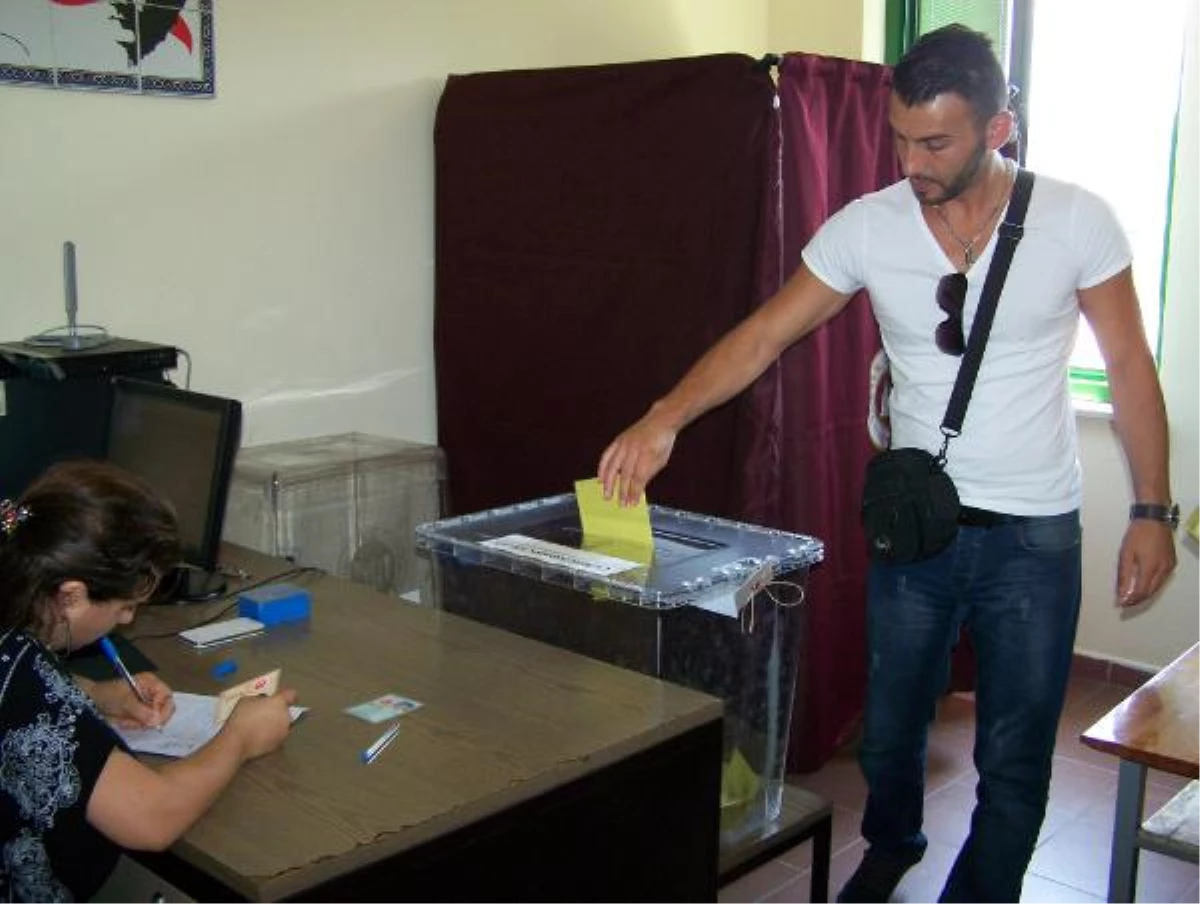 Gurbetçiler Zonguldak Havalimanı\'nda Oy Kullanıyor