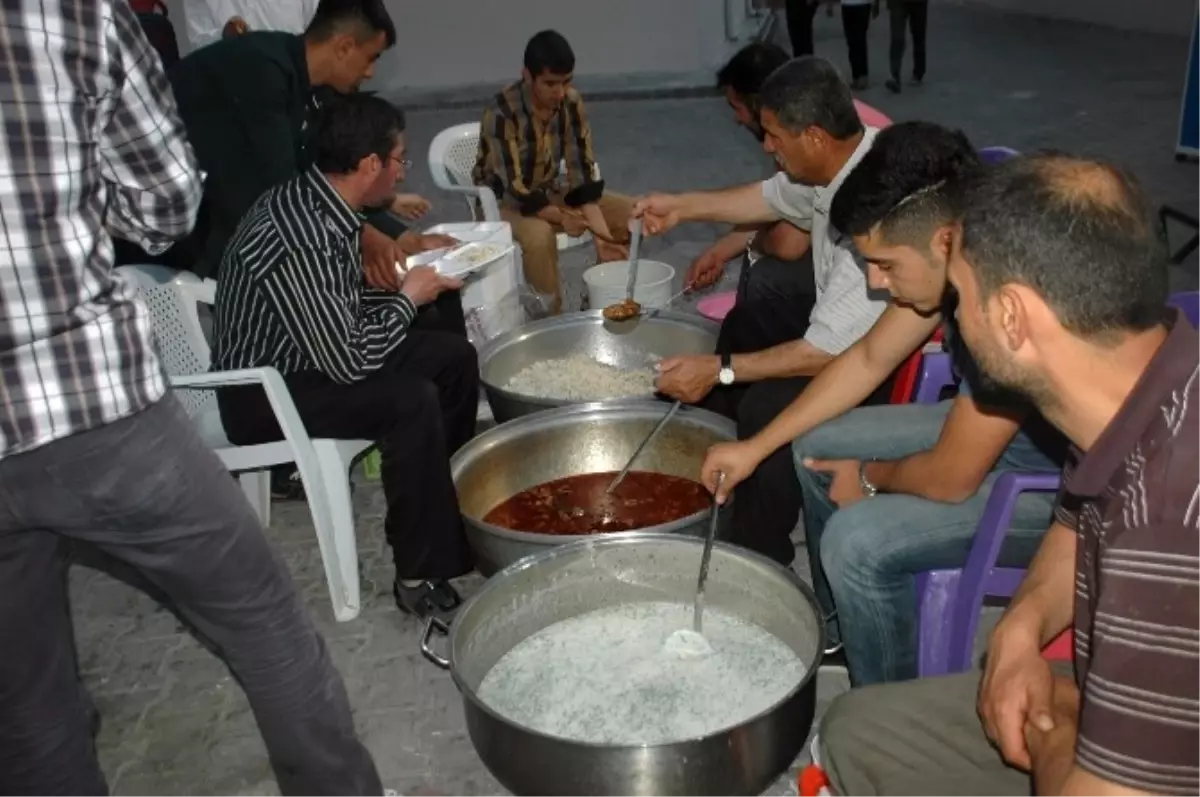 Hayırsever İşadamından İftar Yemeği