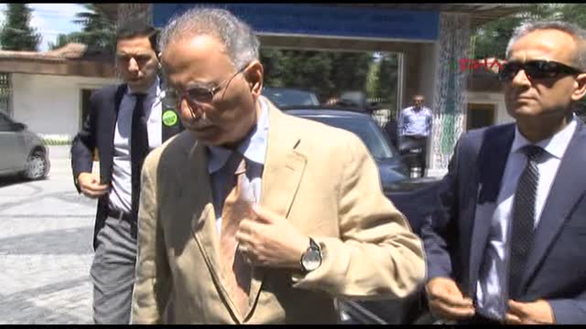 İhsanoğlu, Edirnekapı Şehitliği\'ni ve Milli Şair Mehmet Akif Ersoy\'un Kabrini Ziyaret Etti