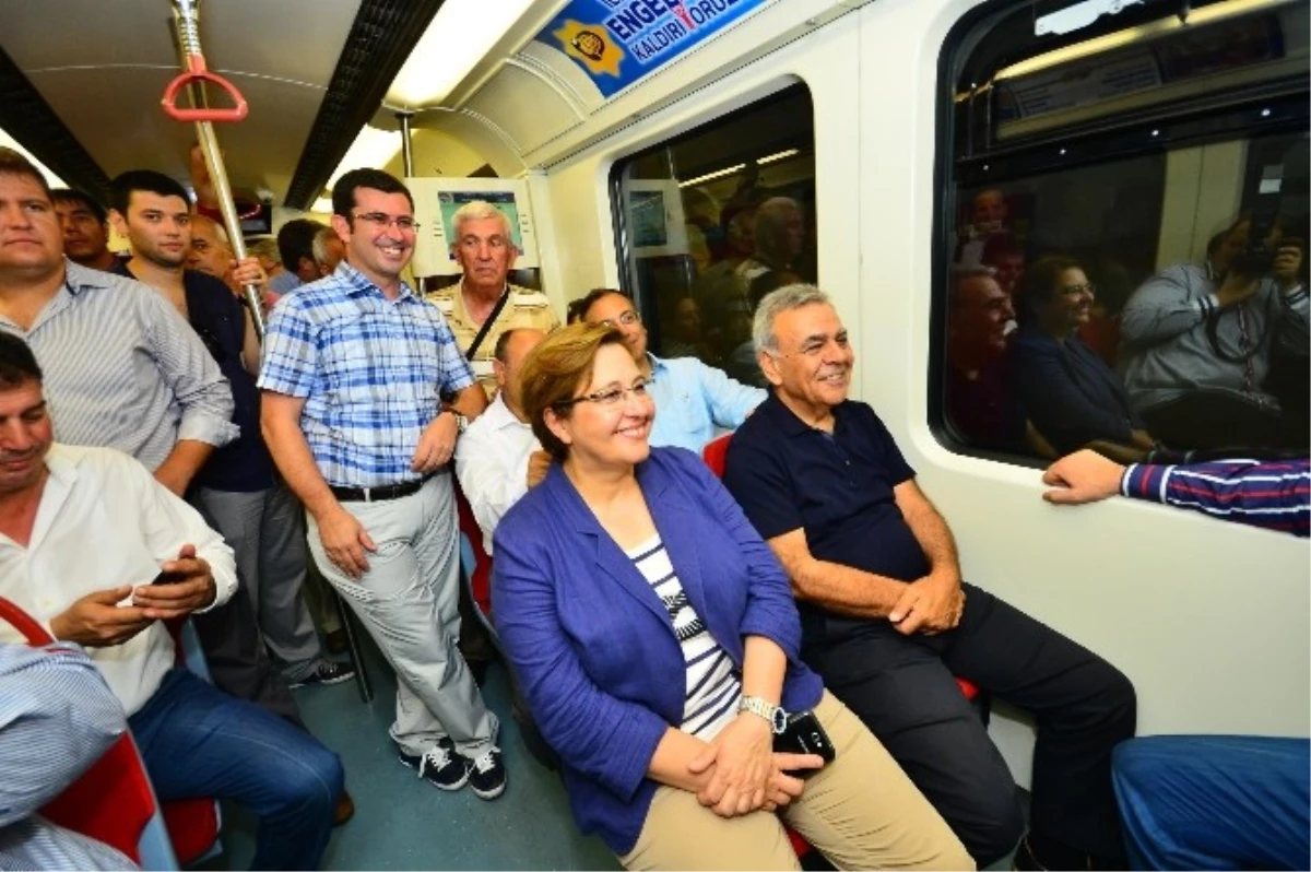 İzmir\'de Metro Bayramı
