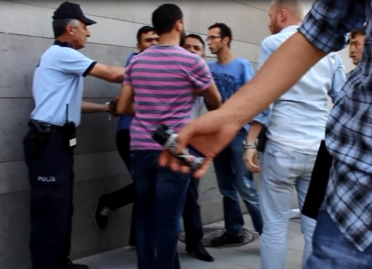 Kavgadan Sonra Etrafa Küfürler Yağdıran Şahıs Güven Timleri Tarafından Etkisiz Hale Getirildi
