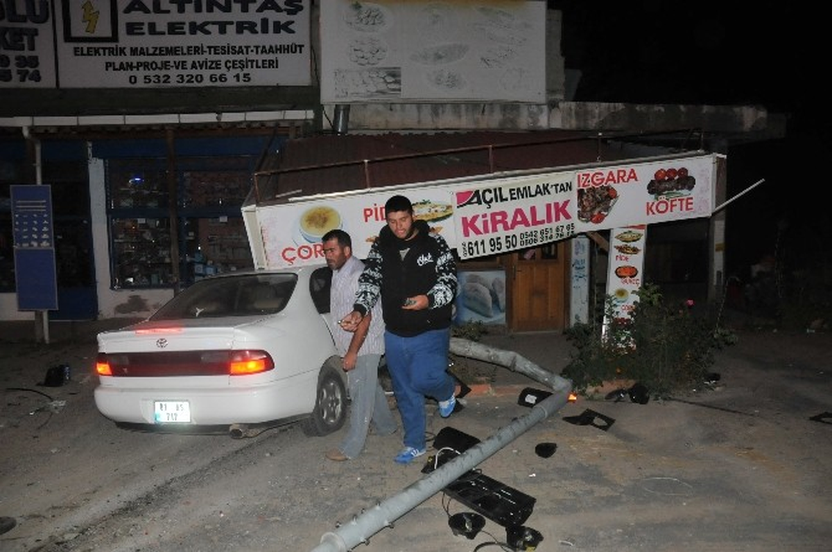 Kavşağı Dönemeyen Otomobil Kaldırıma Çarpıp Dükkana Girdi