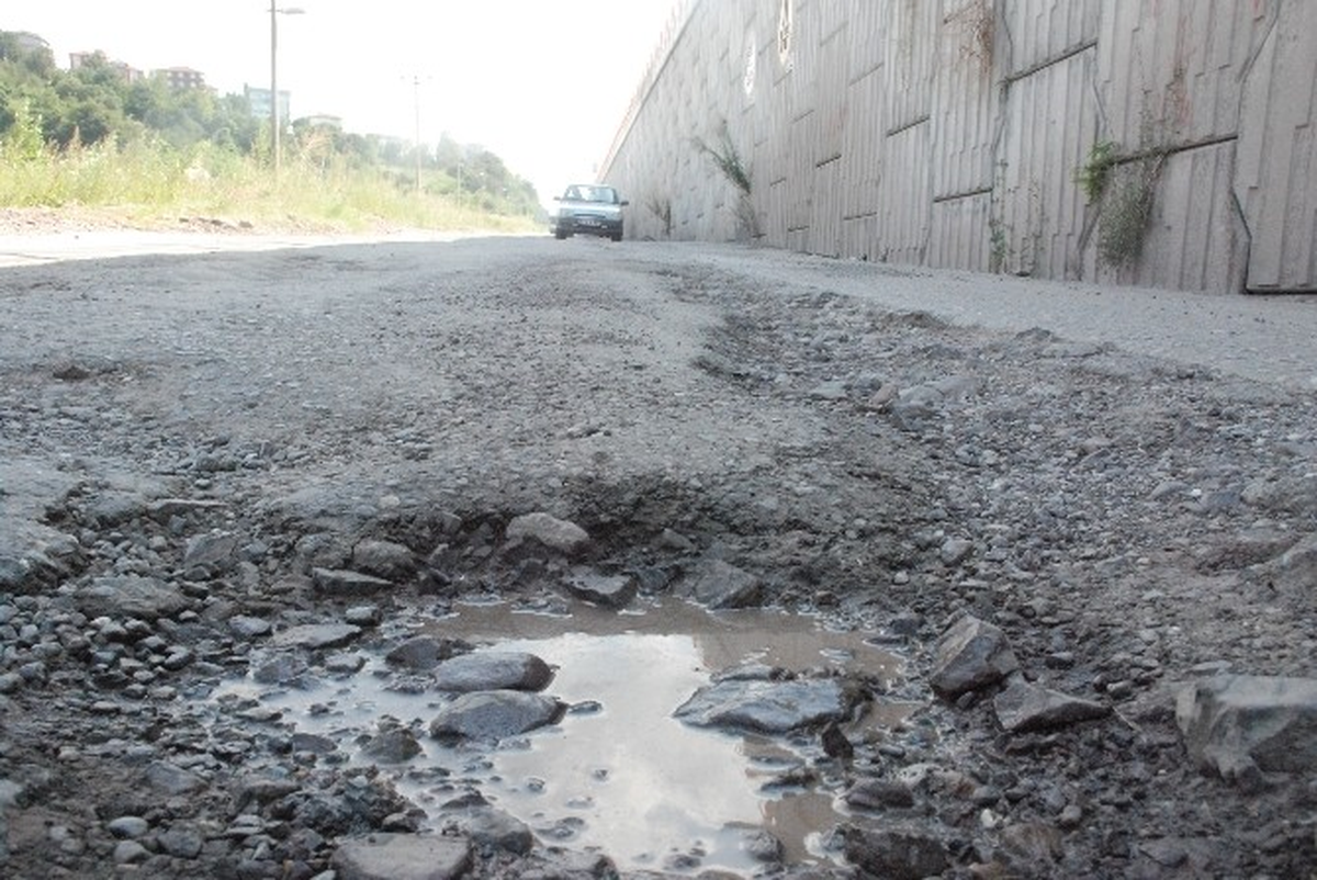 Kdz. Ereğli\'de Sürücülerden Bozuk Yol Tepkisi