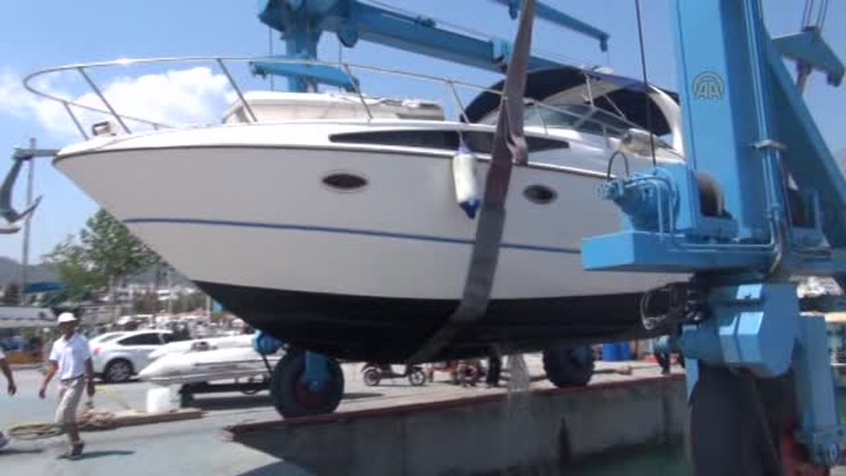 Kemer\'de karaya oturan tekne kurtarıldı -