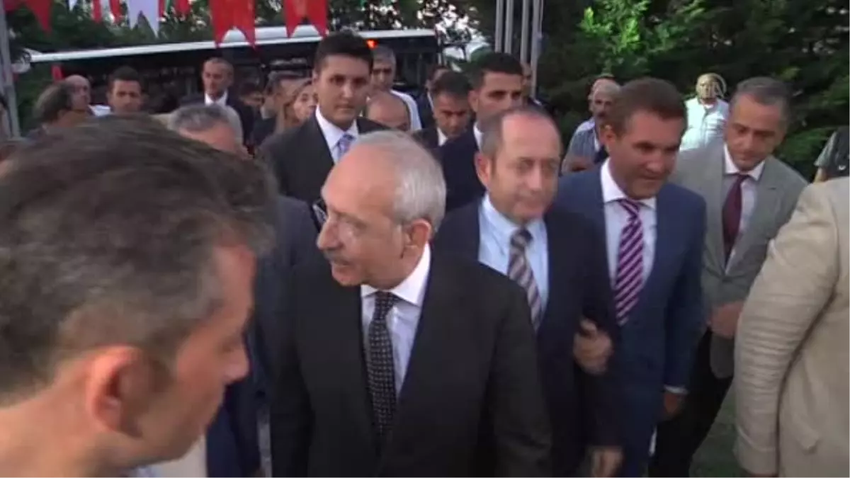 Kılıçdaroğlu, Karanfilköy\'deki iftara katıldı -