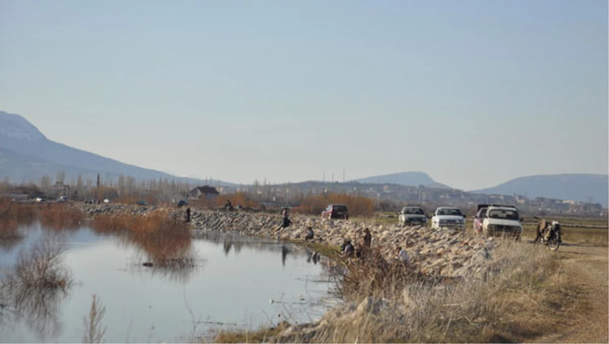 Kurtarmak İçin Suya Atlayanlardan Biri Boğuldu, 3 Kişi Kayıp