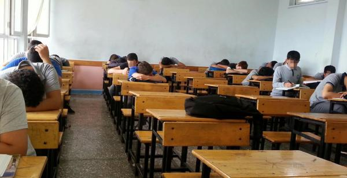 Lisede Uyuyan Sınıfa İnceleme