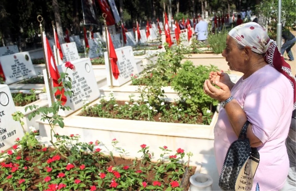 Mersin Şehitliğinde Hüzünlü Bayramlaşma