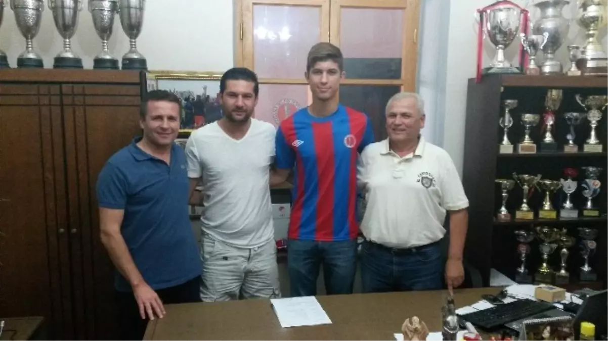 Mert Özmen\'e Üç Yıllık İmza