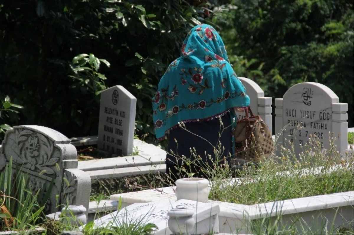 Mezarlıklarda Hüzünlü Arefe