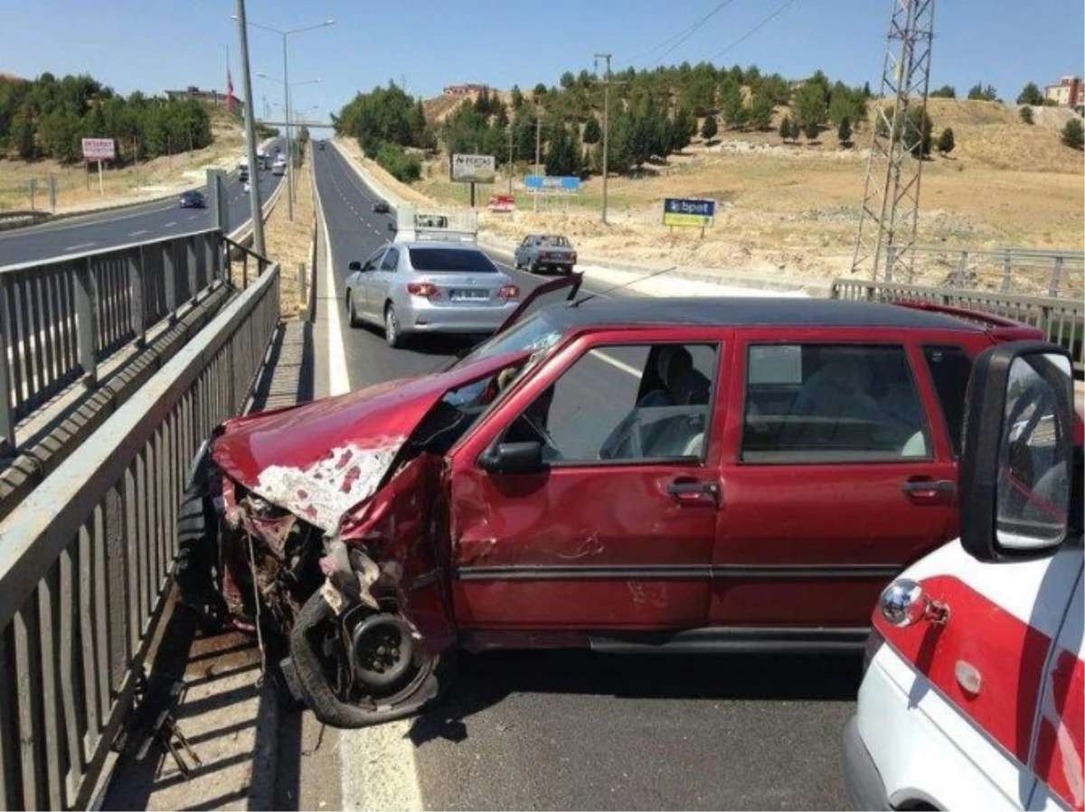 Otomobil Köprü Bariyerlerine Çarpıştı: 1 Yaralı