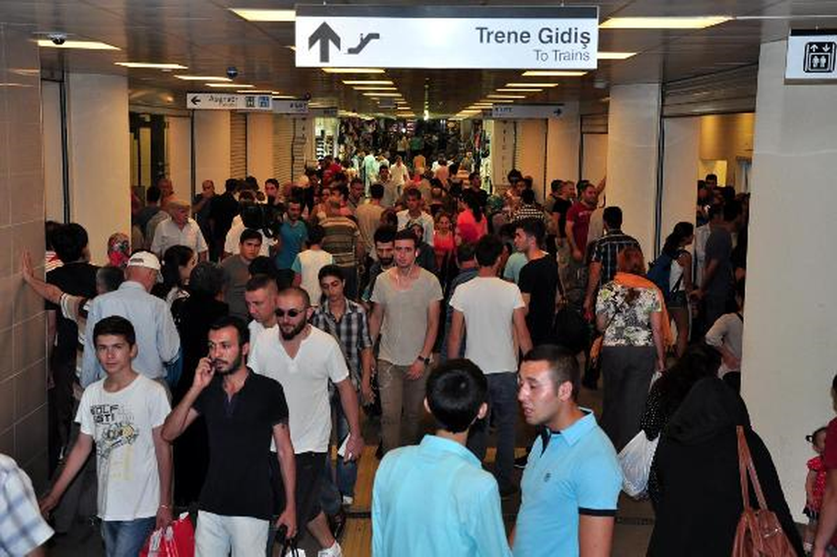 Pendik Garı\'nda Ücretsiz Bilet Kuyruğu