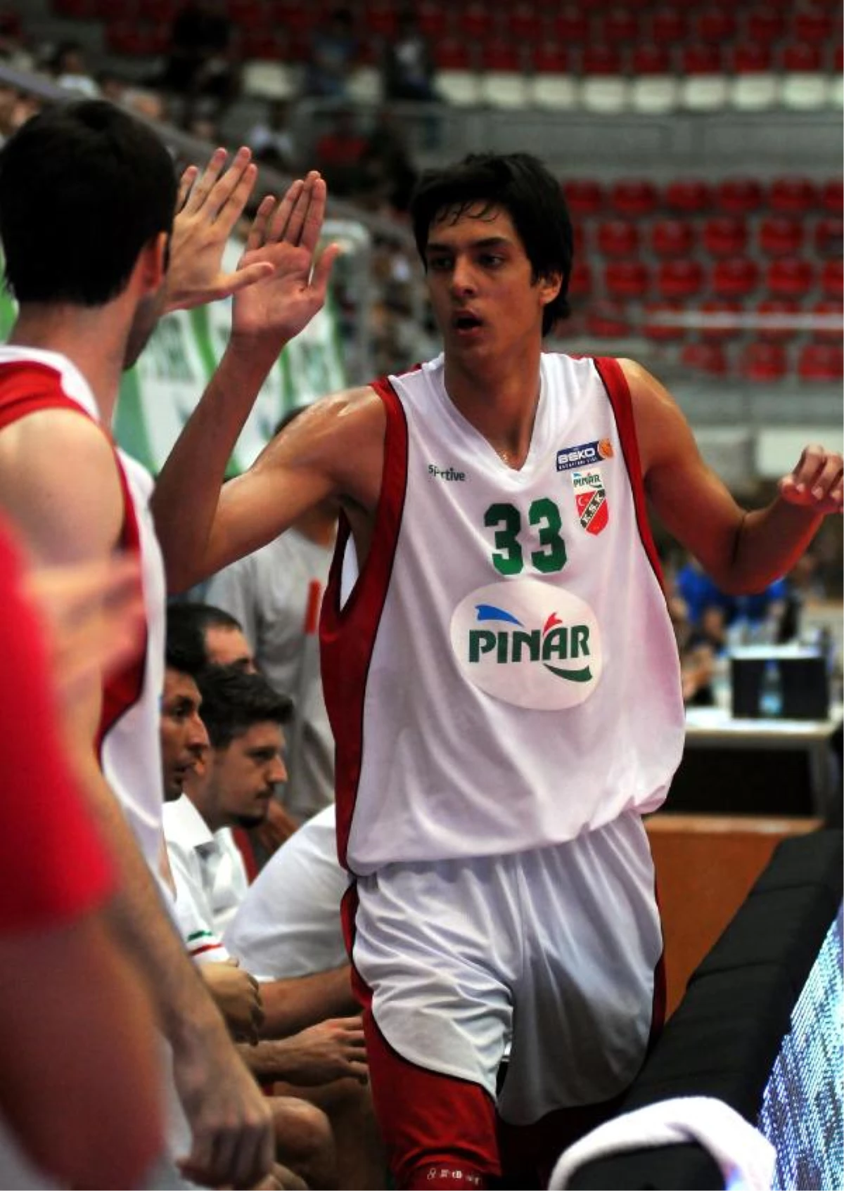 Pınar Karşıyakalı Genç Basketbolcu Egemen\'e Büyük Onur
