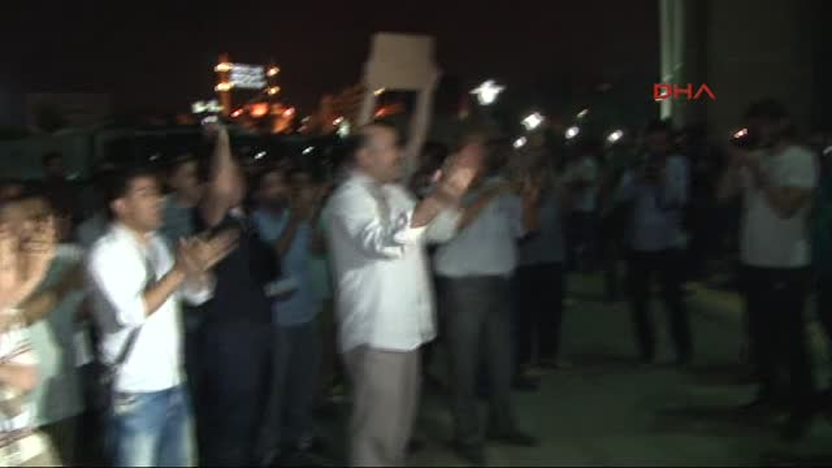 Polis Yakınları Adliye Önünde Sahur Yaptı