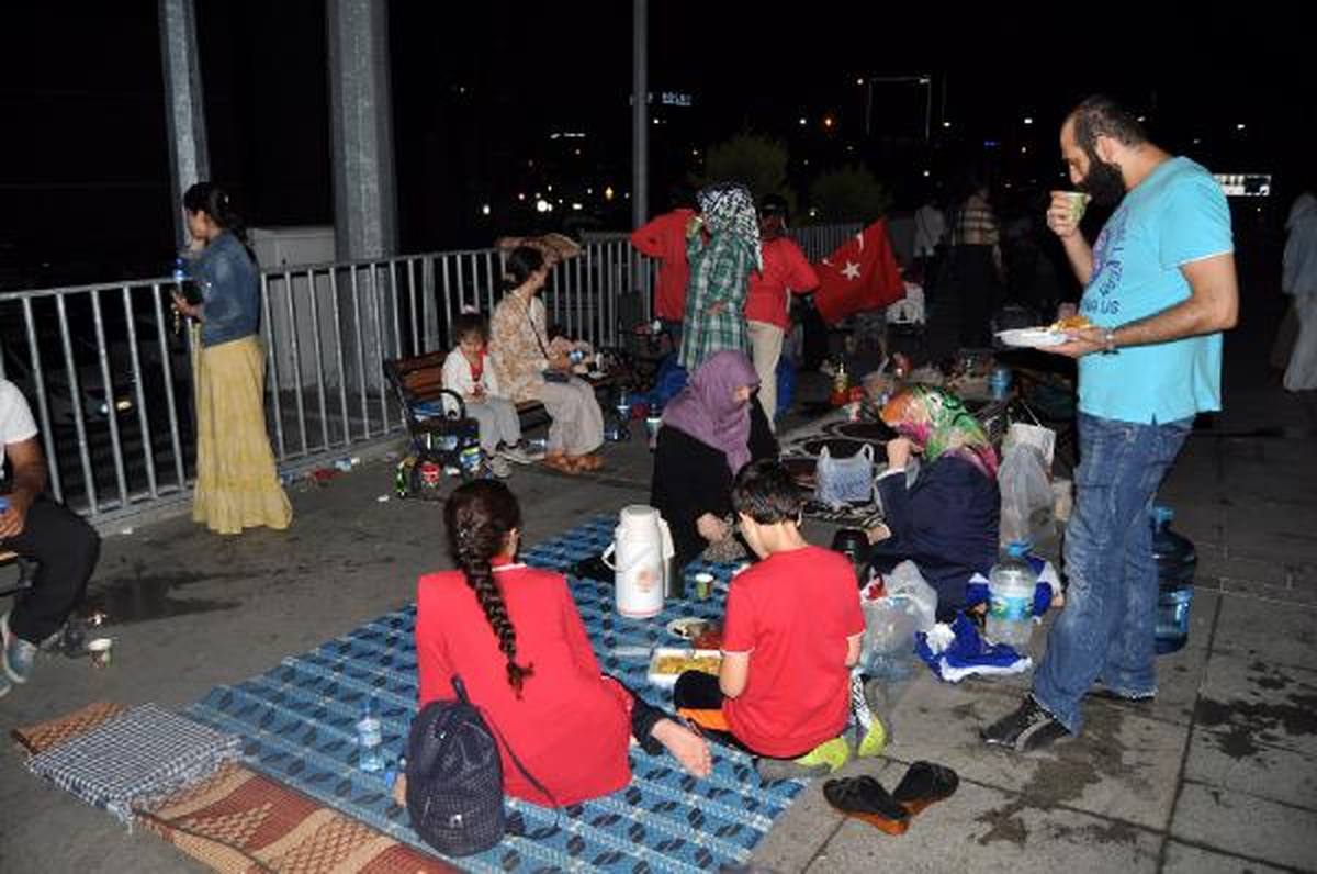 Polis Yakınları Adliye Önünde Sahur Yaptı