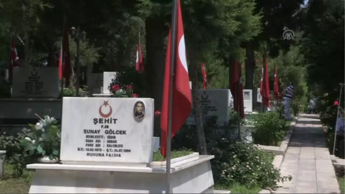 Şehitleriyle bayramlaştılar -