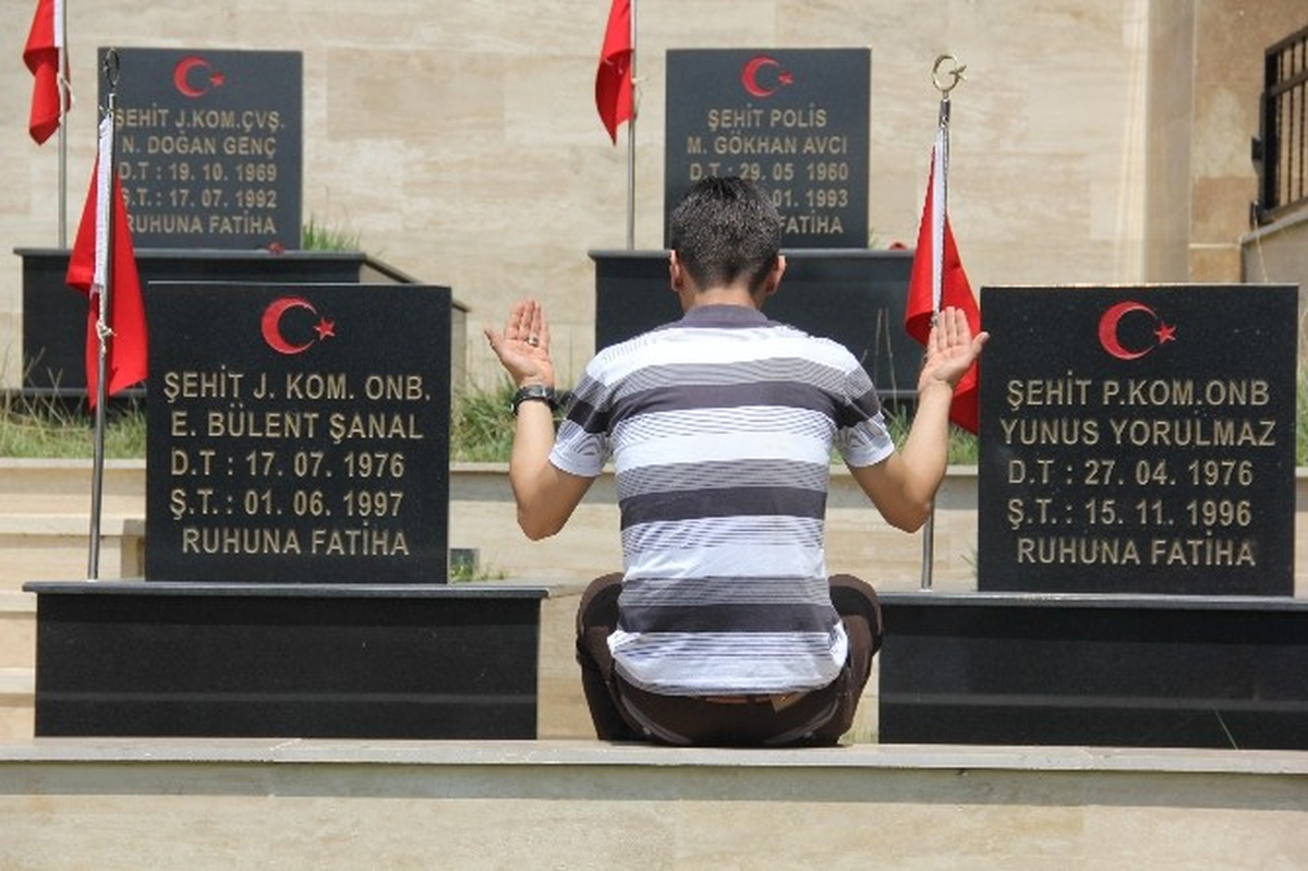 Şehitlikte Hüzünlü Bayram