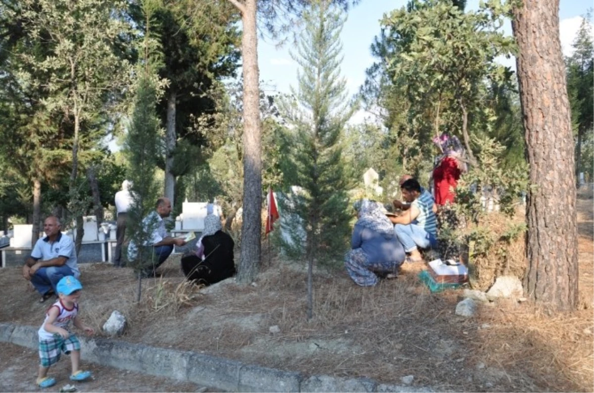 Selendi Mezarlığına Ziyaretçi Akını